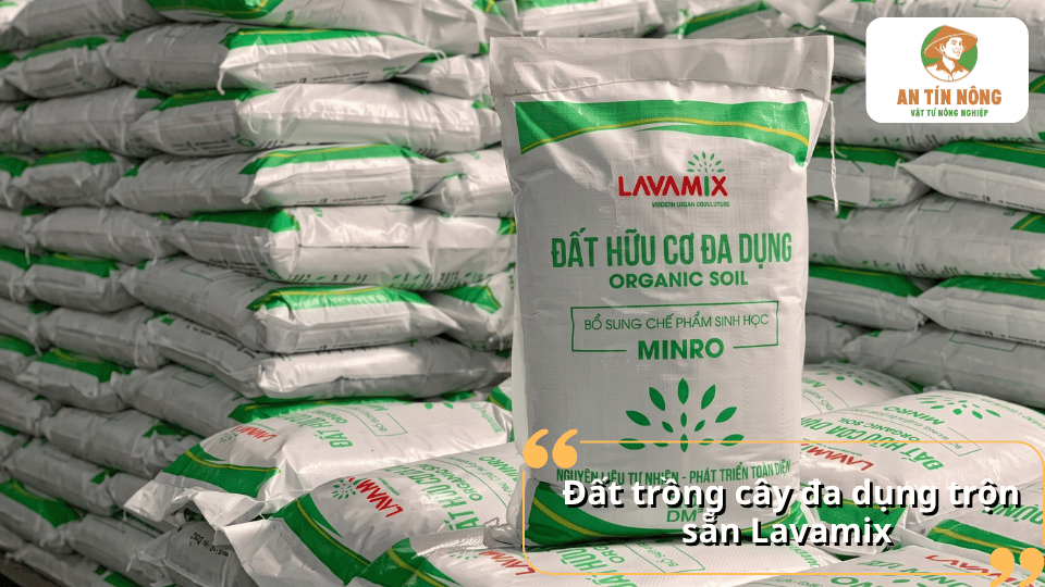 Đất hữu cơ đa dụng Lavamix được đóng bao và xếp thành nhiều lớp trong khu vực bảo quản.